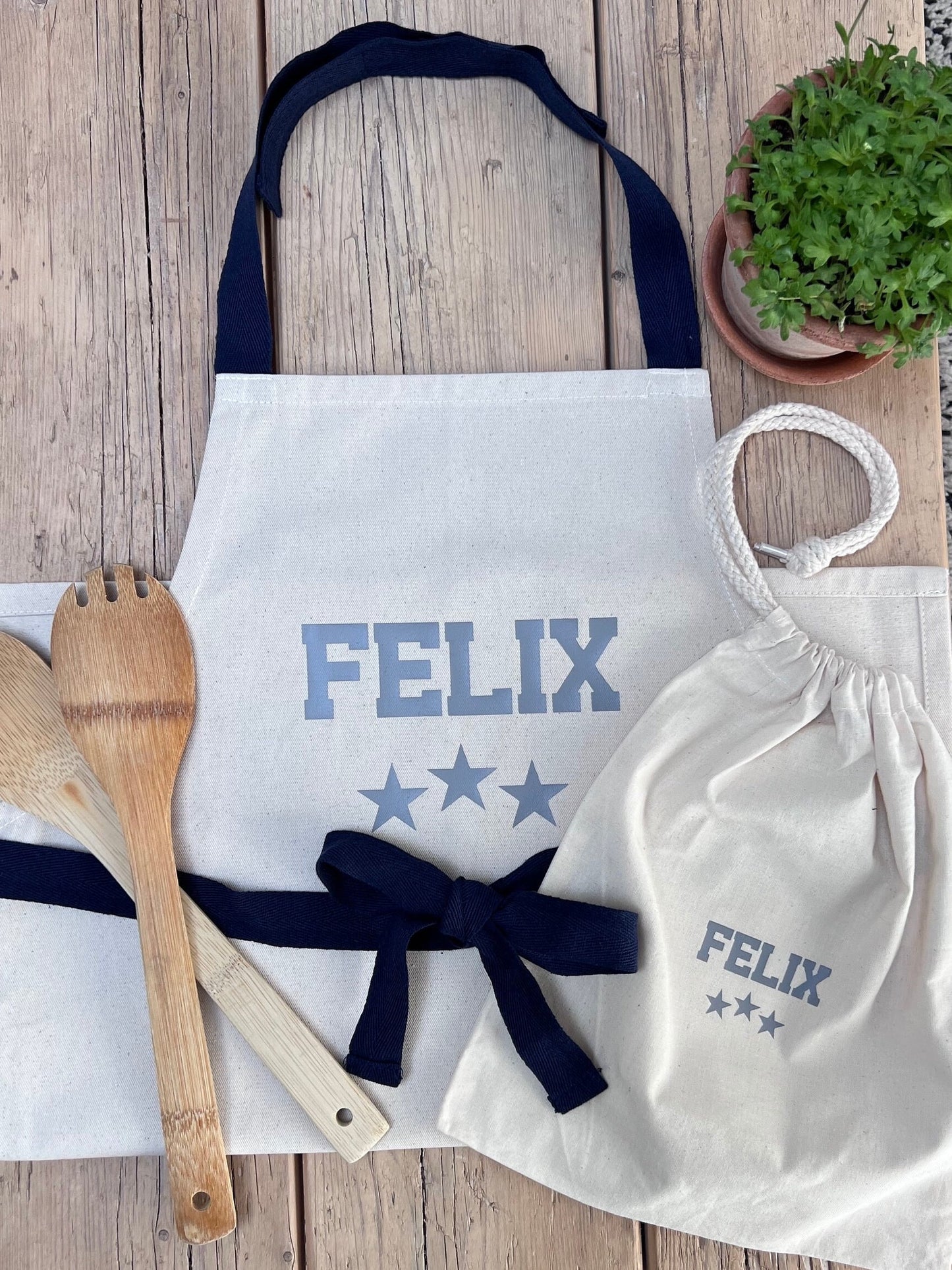 Personalised Kids Apron with Free Gift Bag - Ideal Gift for Mini Chef & Bakers